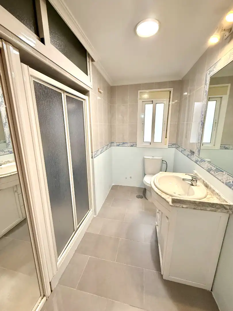 Badezimmer von Wohnung zum Verkauf in San Juan de Aznalfarache mit Klimaanlage und Ofen