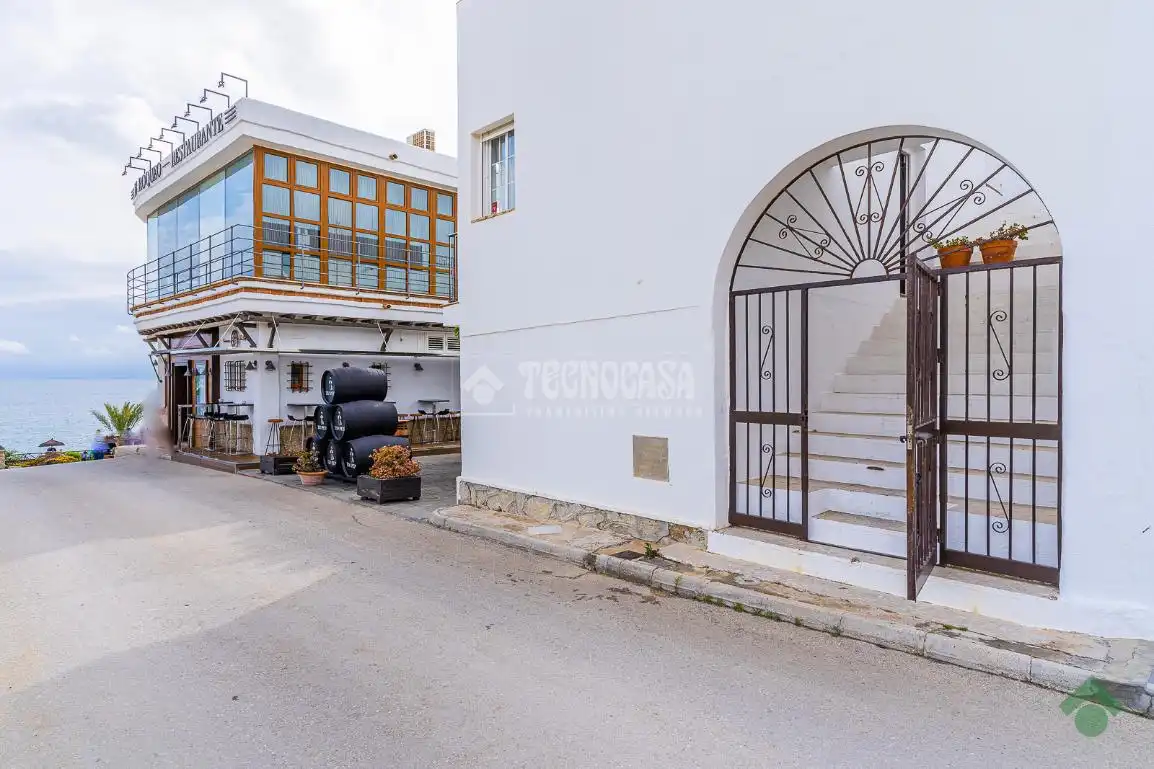 Vista exterior de Casa o xalet en venda en Conil de la Frontera amb Terrassa i Balcó