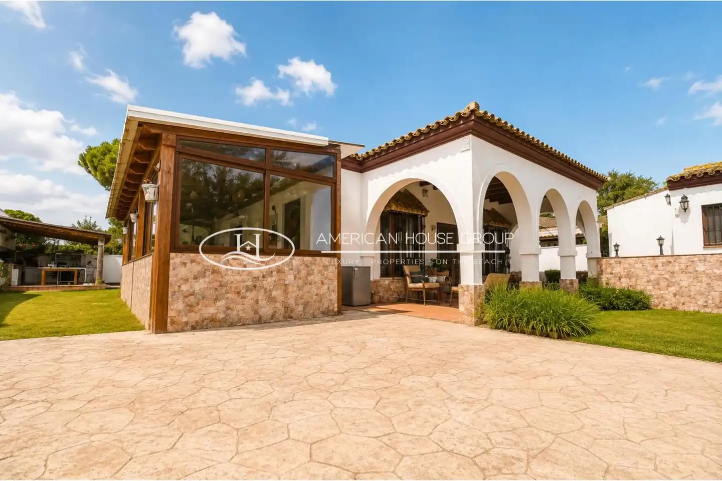 Vista exterior de Casa o xalet en venda en Chiclana de la Frontera amb Jardí privat, Traster i Piscina