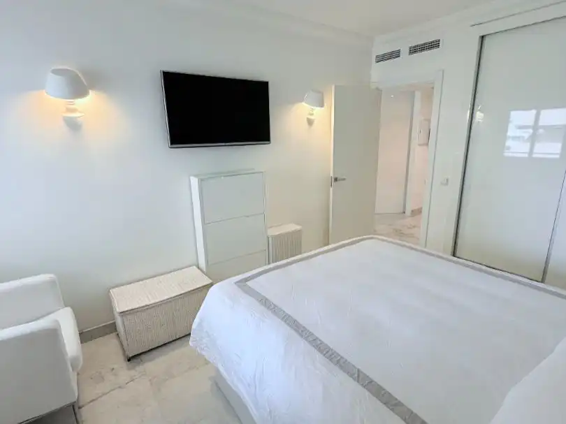 Bedroom of Flat for sale in Nueva Andalucía