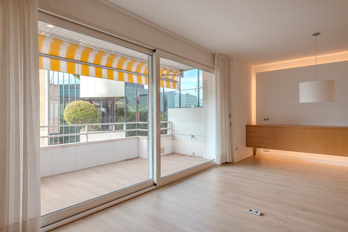 Sala d'estar de Pis en venda en  Barcelona Capital amb Aire condicionat, Calefacció i Parquet