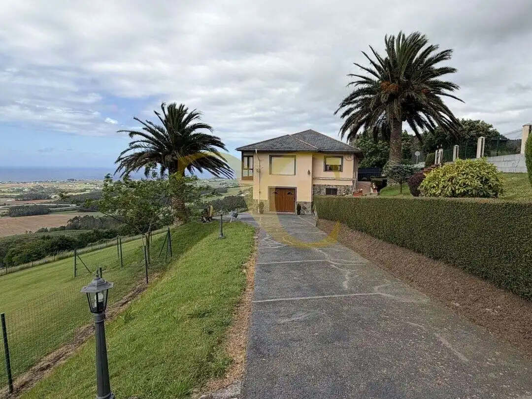 Vista exterior de Casa o xalet en venda en Navia amb Calefacció, Jardí privat i Traster