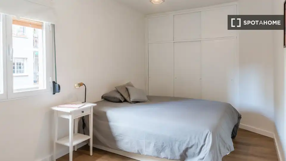Dormitori de Apartament per a compartir en L'Hospitalet de Llobregat amb Aire condicionat, Terrassa i Moblat