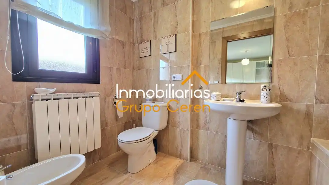 Baño de Casa adosada en venta en Cirueña con Calefacción, Jardín privado y Terraza
