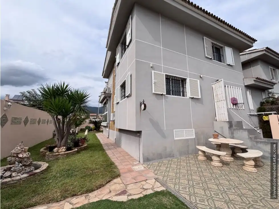 Vista exterior de Casa o xalet en venda en Benicasim / Benicàssim amb Terrassa i Piscina