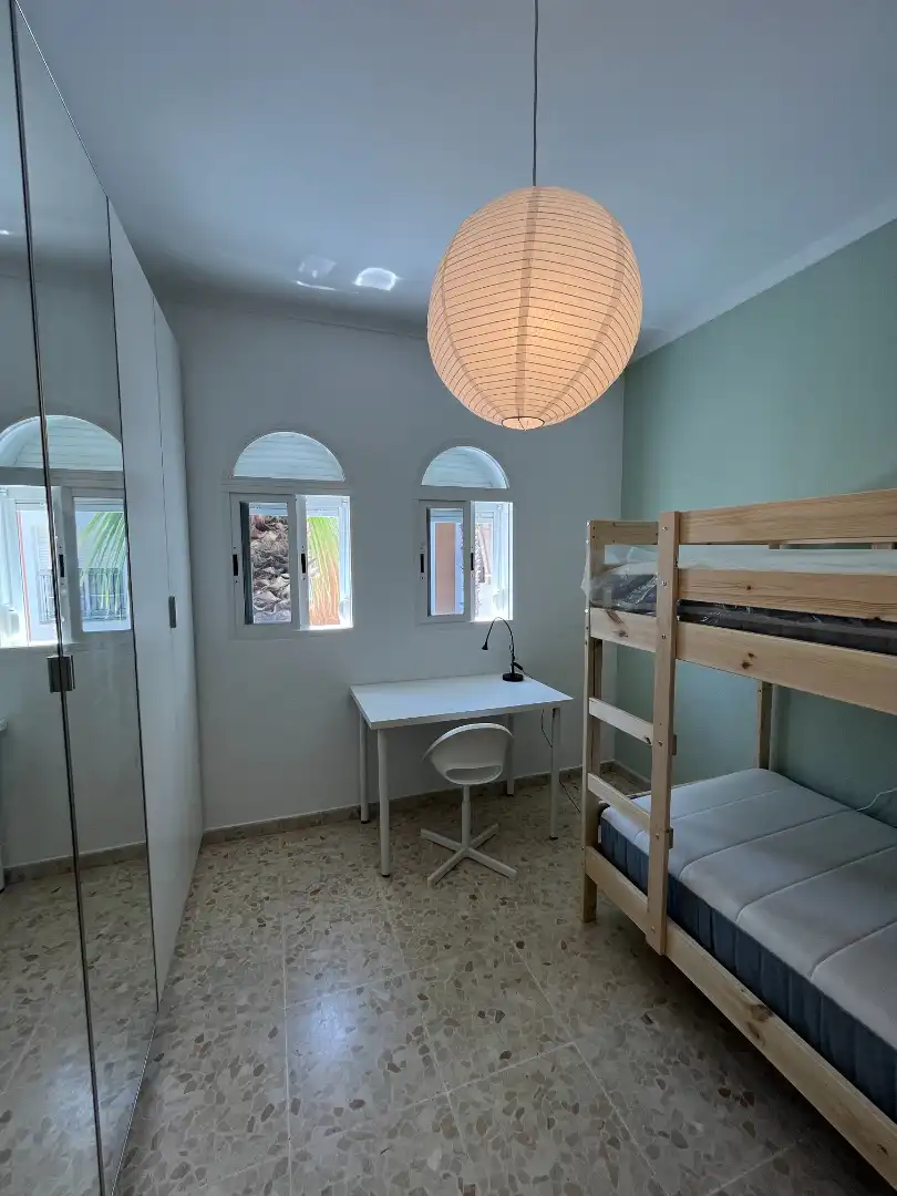 Habitación de Piso de alquiler en Salobreña con Aire acondicionado, Terraza y Amueblado
