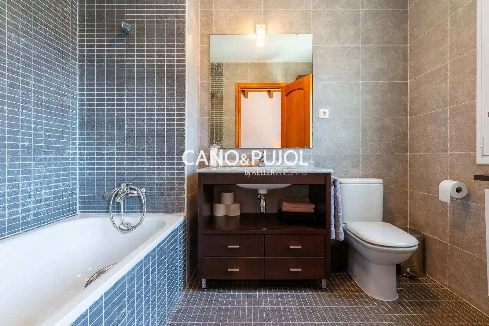 Baño de Casa o chalet en venta en Corbera de Llobregat con Calefacción, Terraza y Trastero