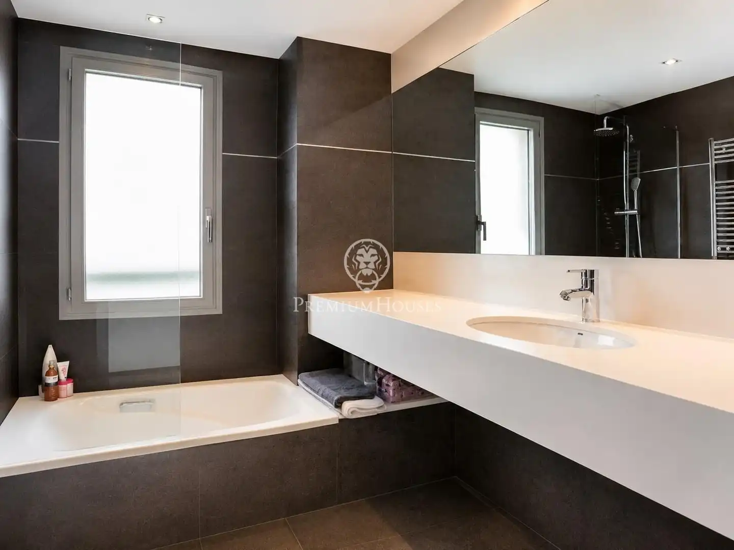 Badezimmer von Wohnung zum Verkauf in Barcelona mit Heizung, Privatgarten und Terrasse