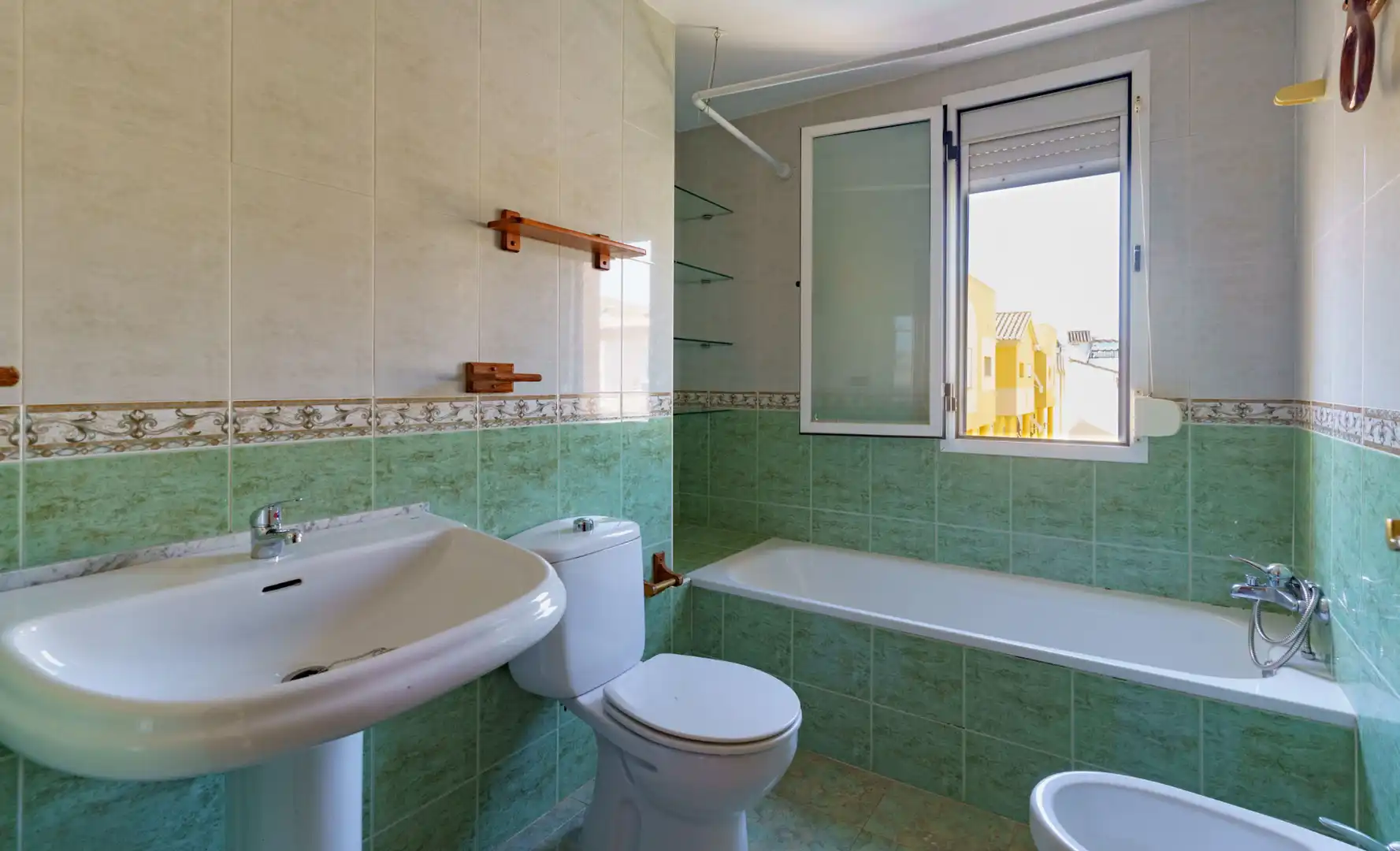 Badezimmer von Einfamilien-Reihenhaus zum Verkauf in Ogíjares mit Klimaanlage, Heizung und Terrasse