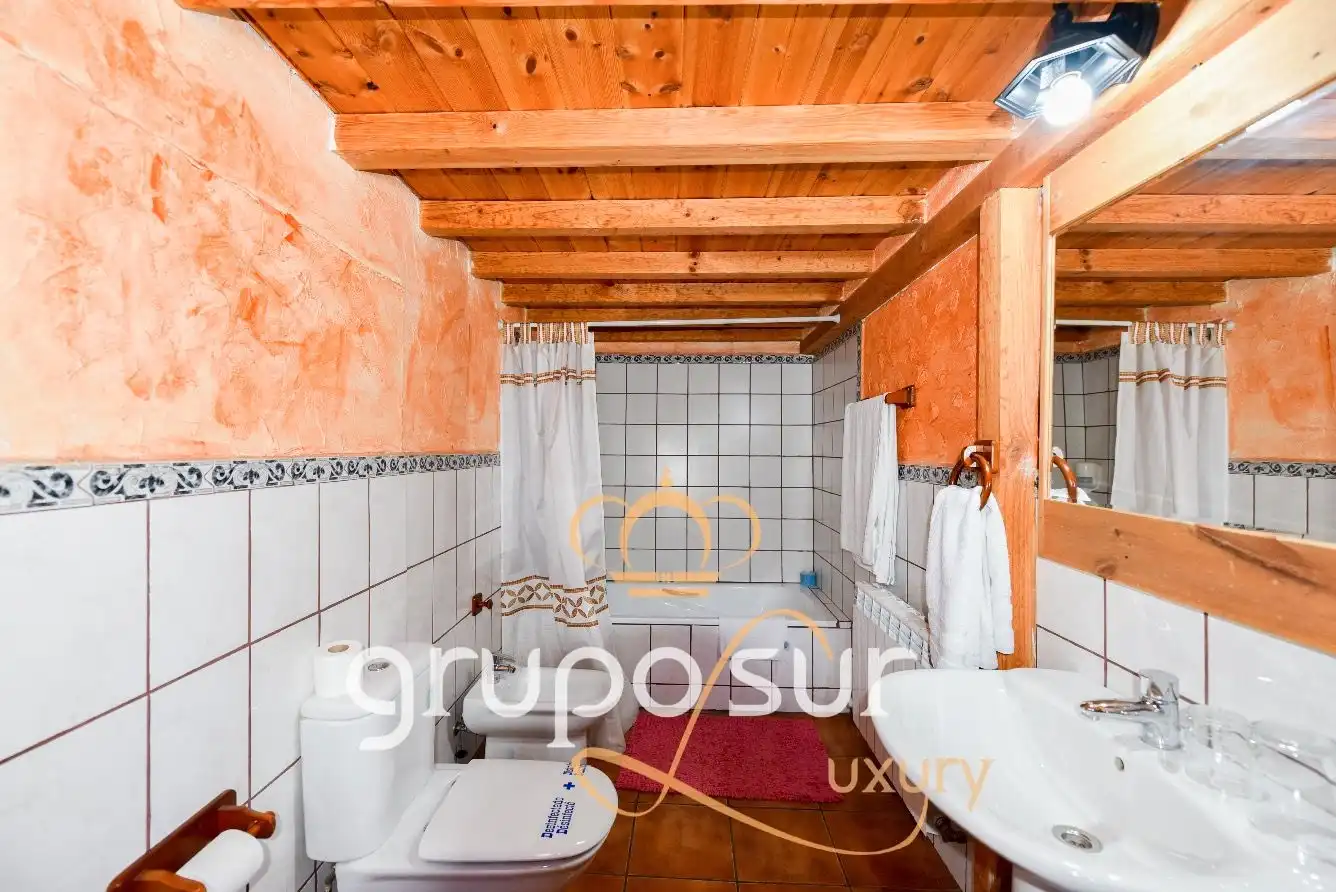 Bathroom of Country homes for sale in Olmedo  with Heating, Private garden and Parquet flooring