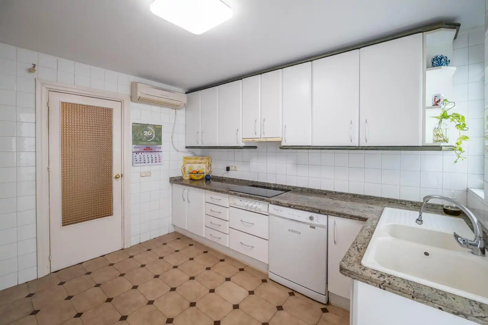 Cocina de Piso en venta en Granada con Terraza, Trastero y Balcón