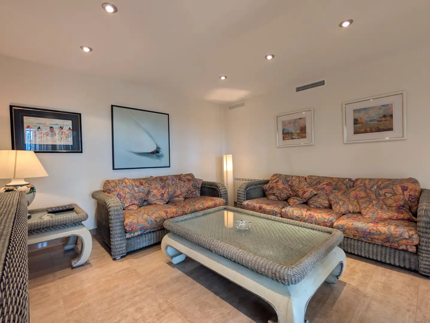 Sala de estar de Planta baja en venta en Castell d'Aro, Platja d'Aro i s'Agaró con Aire acondicionado, Calefacción y Jardín privado