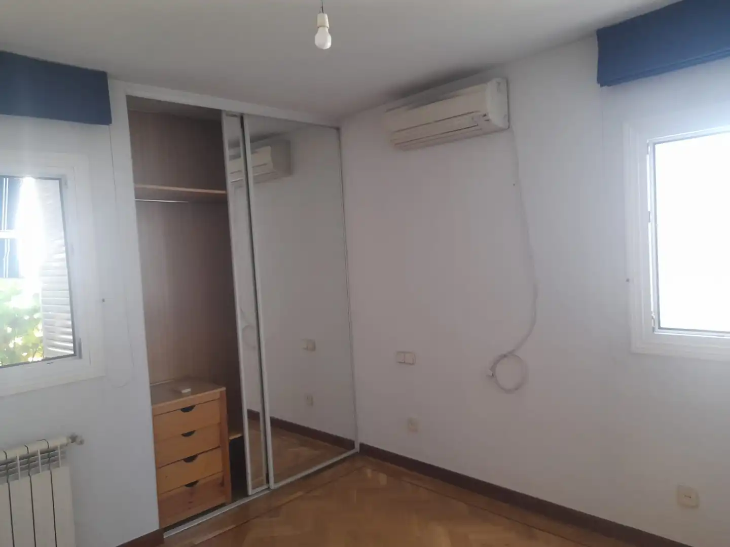 Habitación de Casa adosada en venta en Pozuelo de Alarcón con Aire acondicionado, Calefacción y Jardín privado