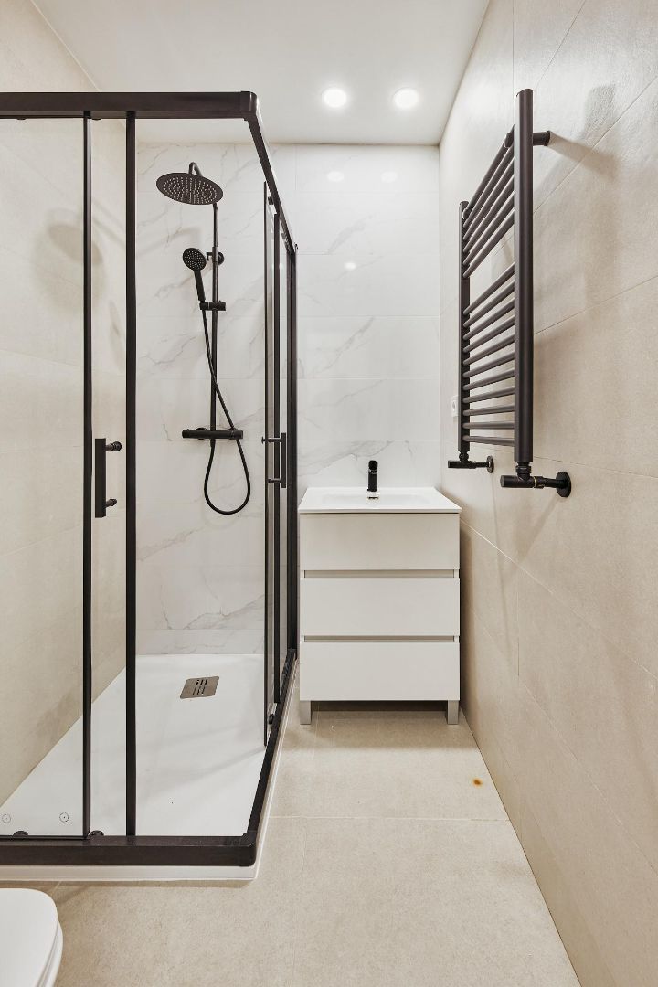 Bathroom of Flat for sale in  Madrid Capital  with Air Conditioner, Heating and Furnished