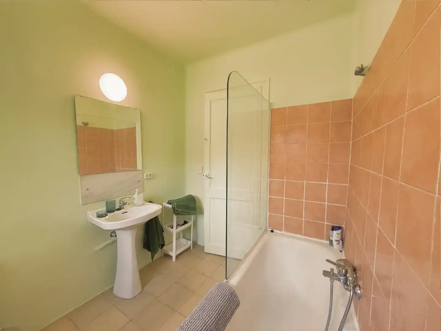 Badezimmer von Country house zur Miete in Alp mit Privatgarten, Parkett und Möbliert