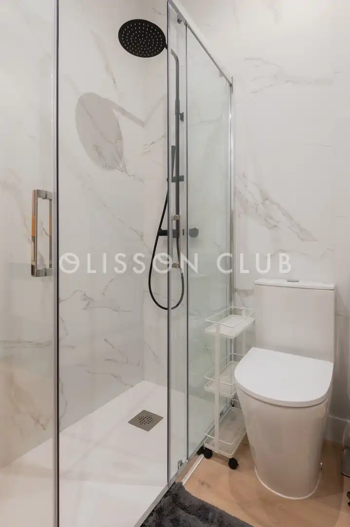 Bathroom of Flat for sale in Madrid  with Air Conditioner, Heating and Storage room