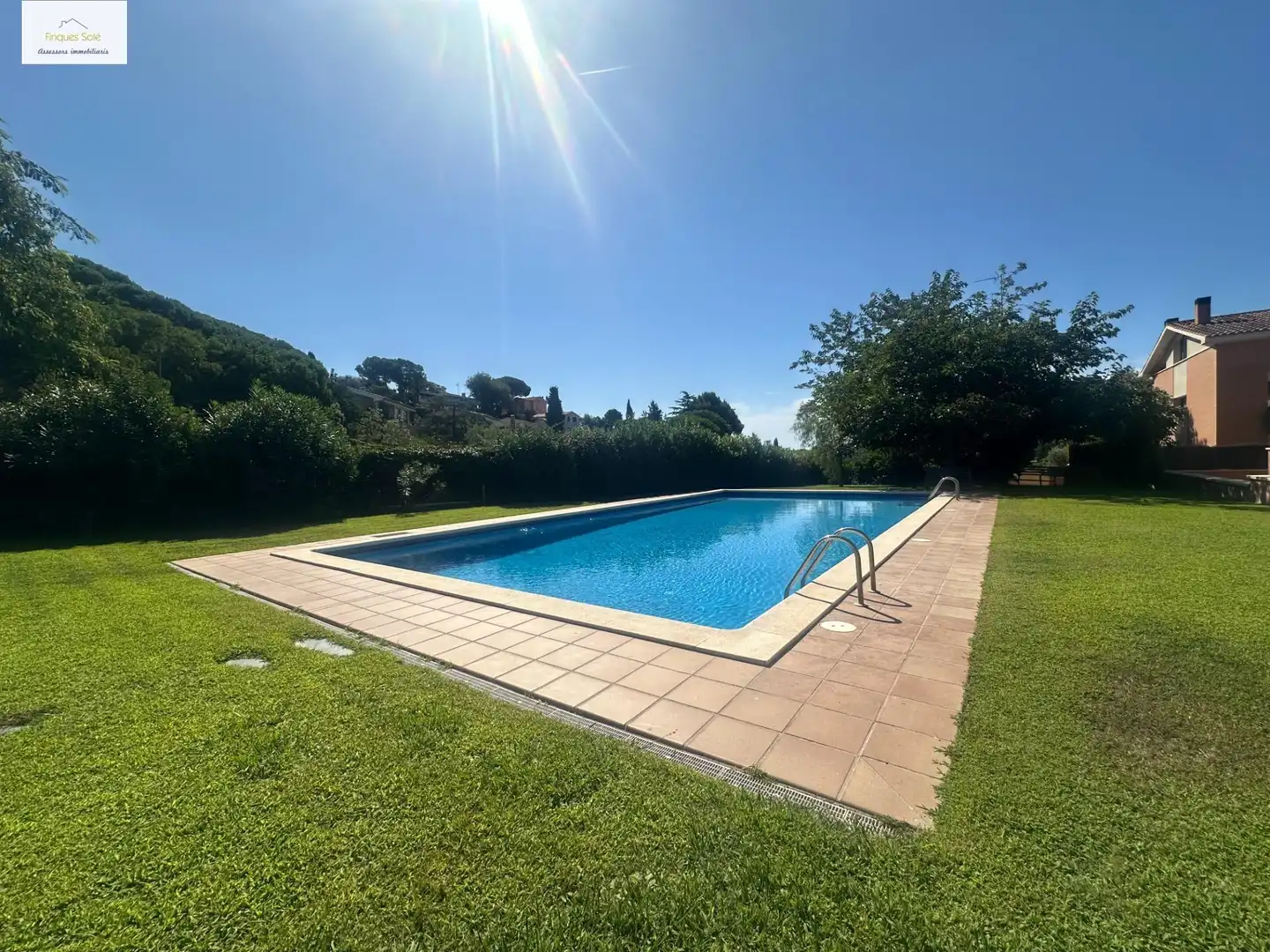 Schwimmbecken von Einfamilien-Reihenhaus zum Verkauf in Cabrils mit Klimaanlage, Heizung und Privatgarten