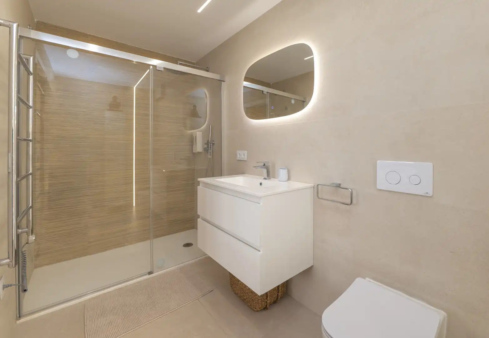 Baño de Piso en venta en Torremolinos con Aire acondicionado, Terraza y Internet