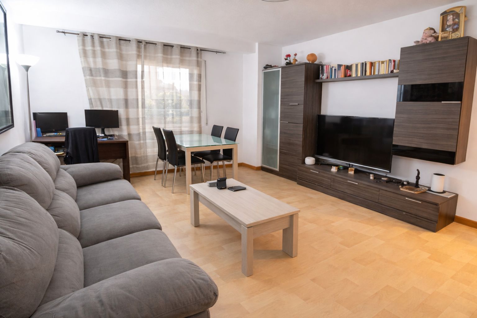 Sala d'estar de Pis en venda en Ripollet amb Calefacció, Parquet i Traster