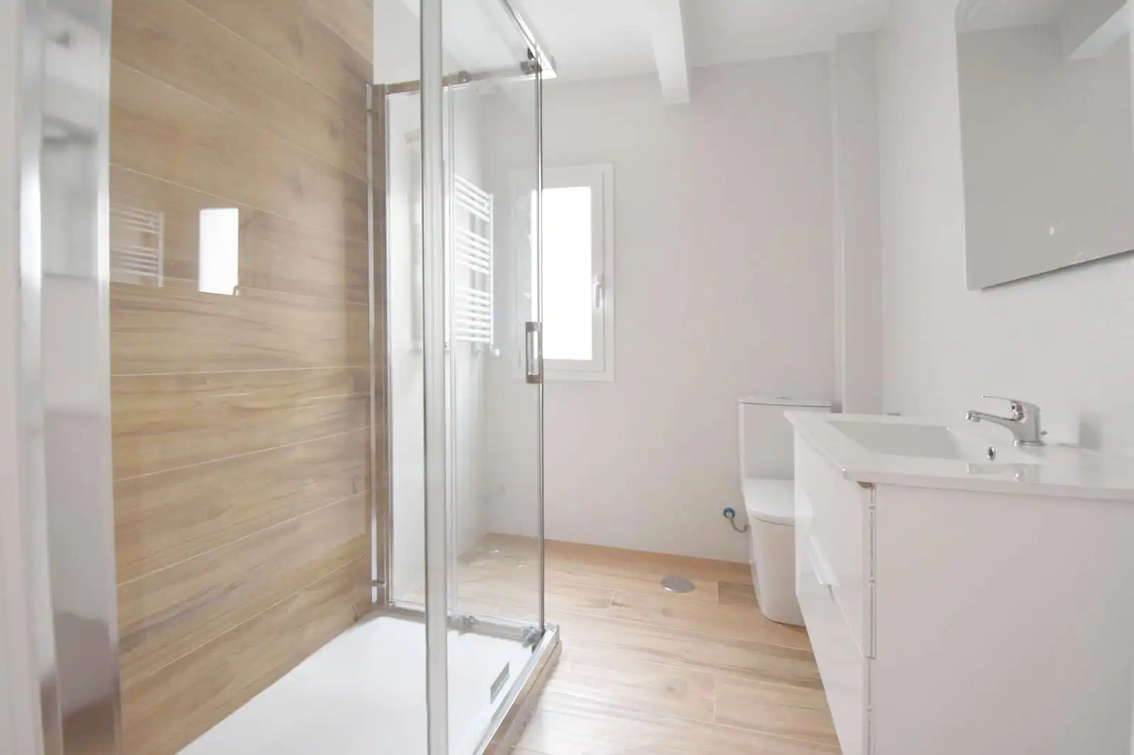 Badezimmer von Wohnung zum Verkauf in Pinto mit Heizung