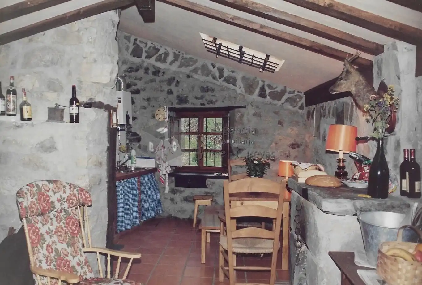 Küche von Country house zum Verkauf in Caso mit Heizung und Privatgarten