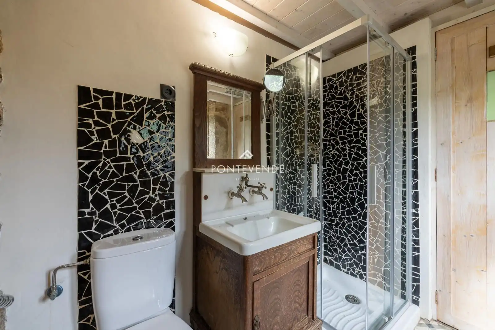 Badezimmer von Haus oder Chalet zum Verkauf in Tui mit Heizung und Terrasse