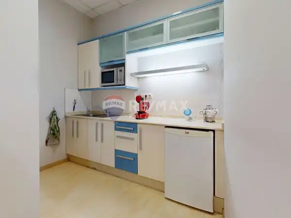 Cuina de Local en venda en Vigo  amb Aire condicionat i Calefacció