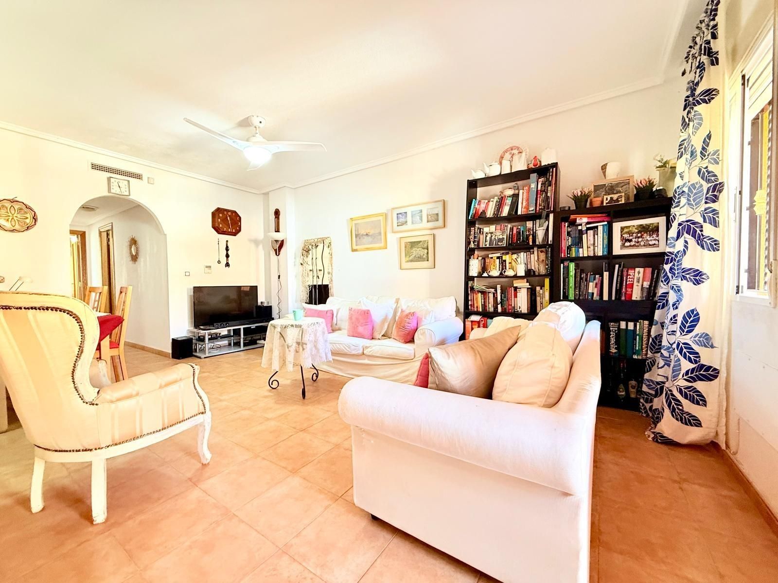 Sala d'estar de Pis en venda en Orihuela amb Jardí privat, Terrassa i Piscina comunitària