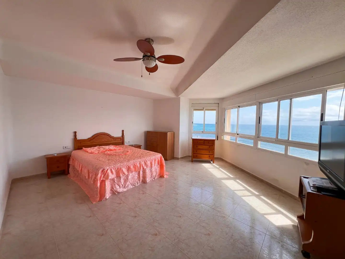 Habitación de Apartamento en venta en Torrevieja con Aire acondicionado, Calefacción y Terraza