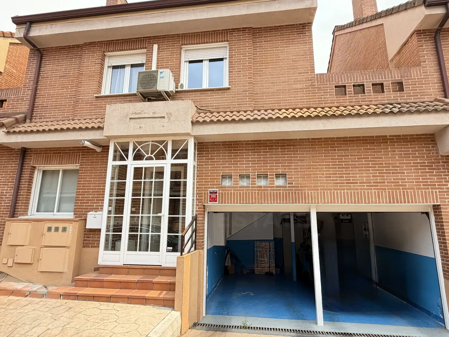 Vista exterior de Casa adosada en venda en Las Rozas de Madrid amb Calefacció