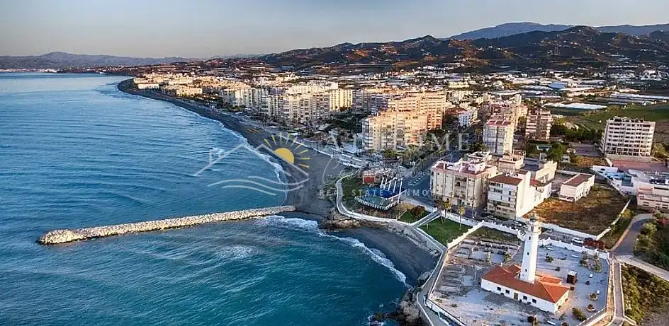 Vista exterior de Casa o xalet en venda en Torrox amb Terrassa i Forn