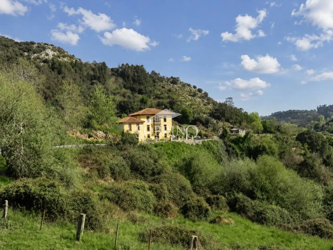 Casa amb jardí en venda a Calle Narganes, imagen 2