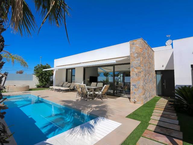 Casa-chalet en Venta en Calle Comunidad De Regantes en Pilar de la Horadada ciudad