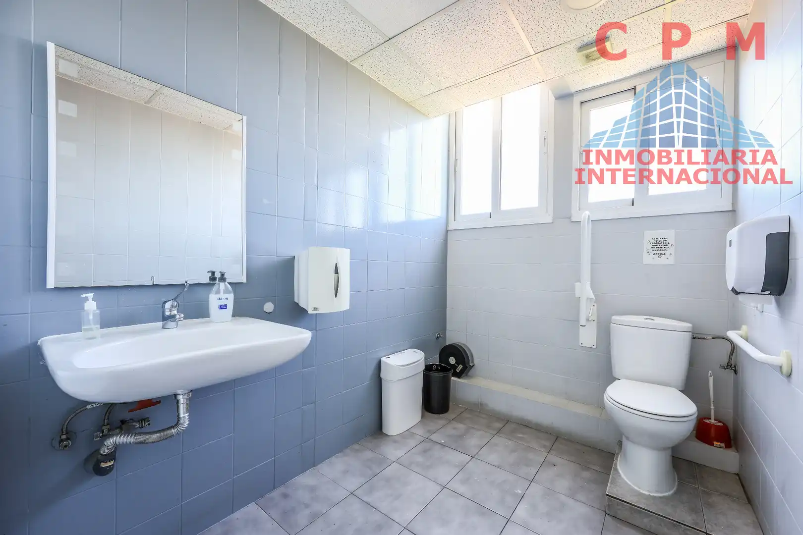 Baño de Oficina de alquiler en Madrid con Aire acondicionado y Calefacción