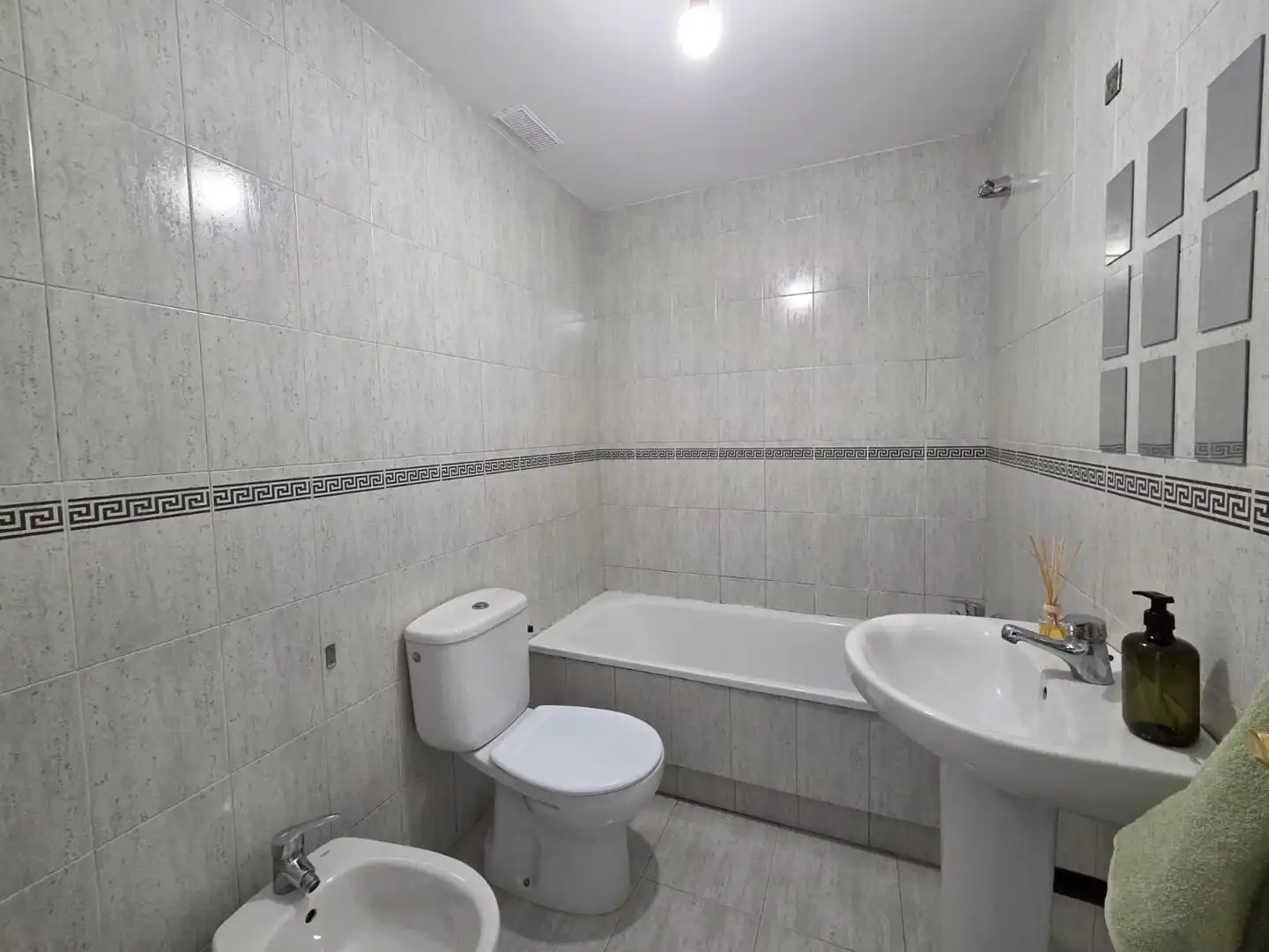 Badezimmer von Wohnung zum Verkauf in Santander mit Heizung, Privatgarten und Parkett