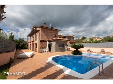 Casa amb piscina en venda a Viladecavalls