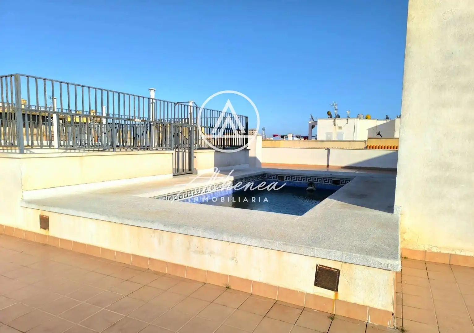 Piscina de Piso en venta en Roquetas de Mar con Amueblado, Horno y Microondas