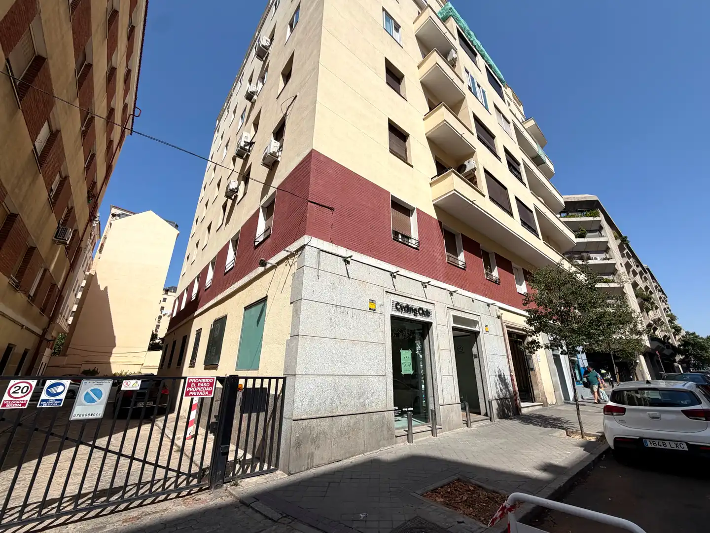 Vista exterior de Local en venda en Madrid amb Calefacció