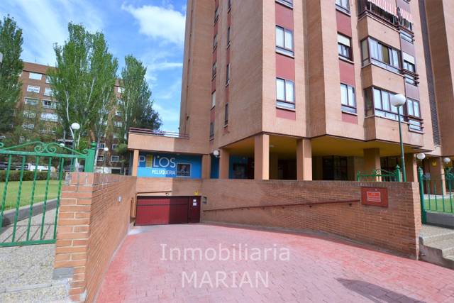 Garaje en Alquiler en Marceliano Santa María, 7 en Santo Domingo - La Estación