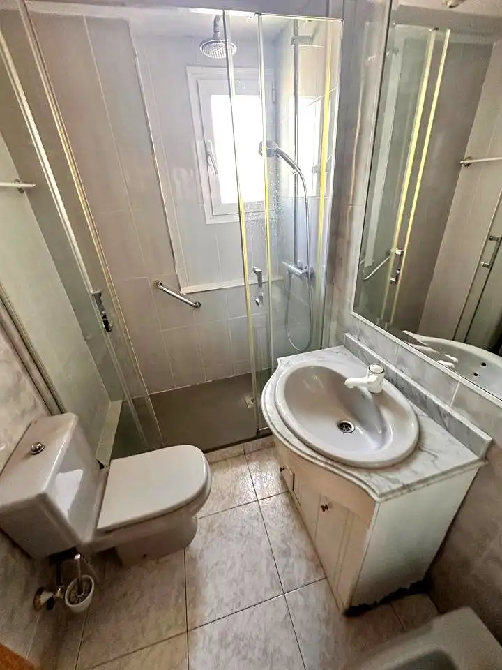 Baño de Piso en venta en Madrid con Calefacción, Terraza y Amueblado