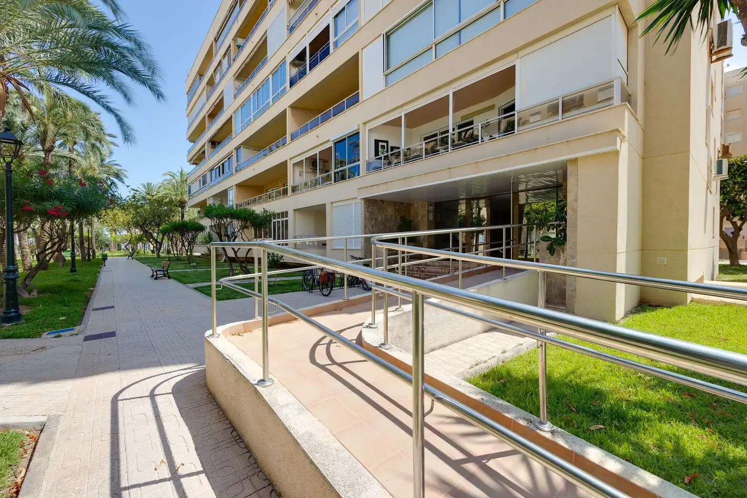Vista exterior de Pis en venda en Torrevieja amb Aire condicionat, Terrassa i Moblat