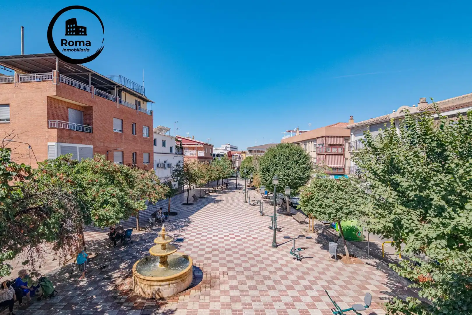 Vista exterior de Casa adosada en venda en Granada amb Aire condicionat, Terrassa i Moblat