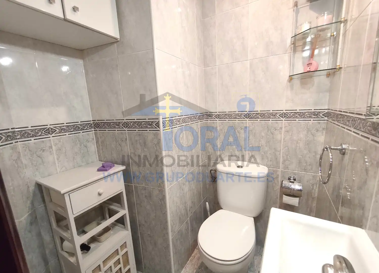 Badezimmer von Wohnung zur Miete in Gijón  mit Heizung, Parkett und Möbliert