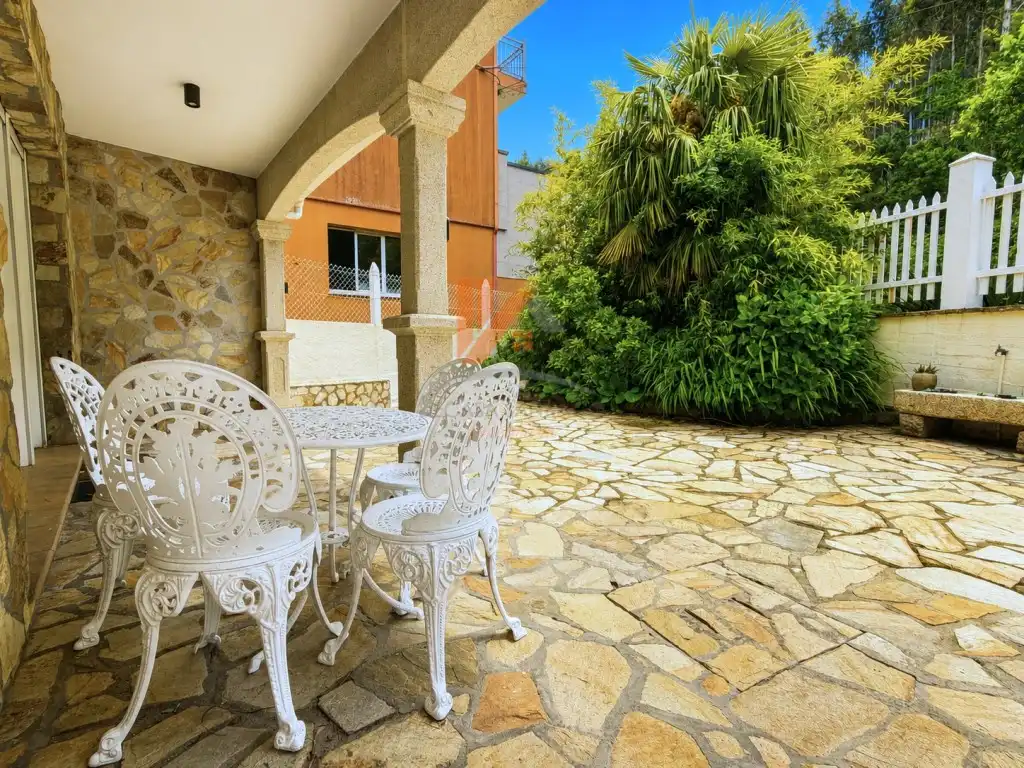 Terrassa de Casa o xalet en venda en Santiago de Compostela  amb Jardí privat, Moblat i Forn