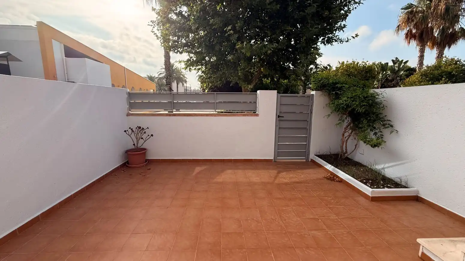 Terrasse von Einfamilien-Reihenhaus zur Miete in Canet d'En Berenguer mit Klimaanlage, Heizung und Privatgarten