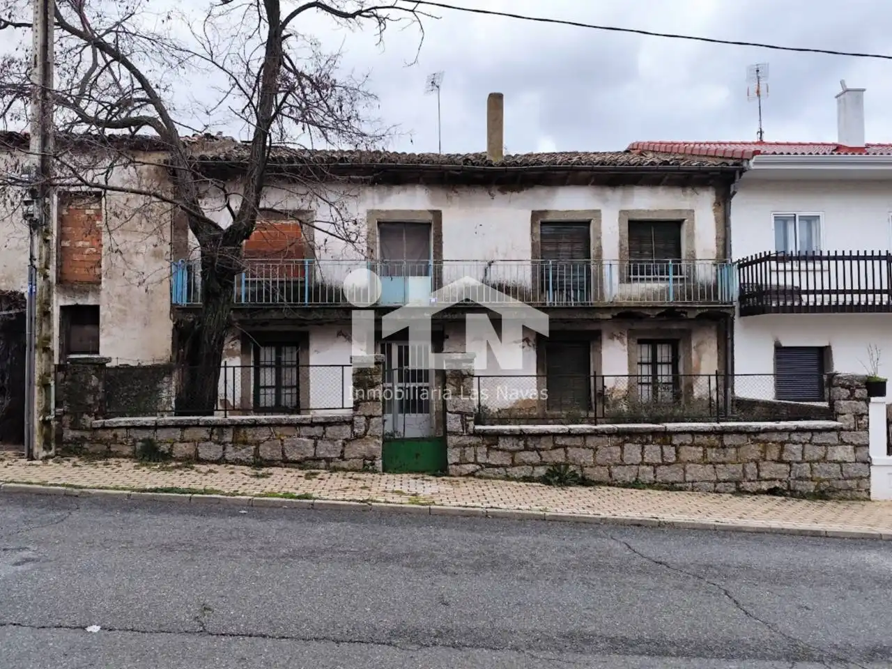 Vista exterior de Casa o xalet en venda en Las Navas del Marqués  amb Jardí privat