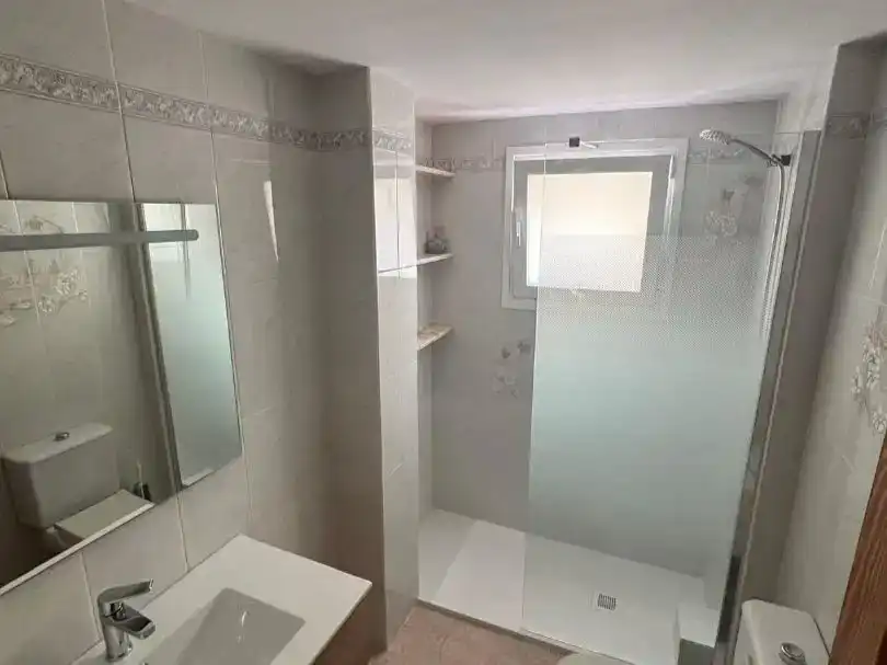 Badezimmer von Wohnung zur Miete in Burjassot mit Klimaanlage und Balkon