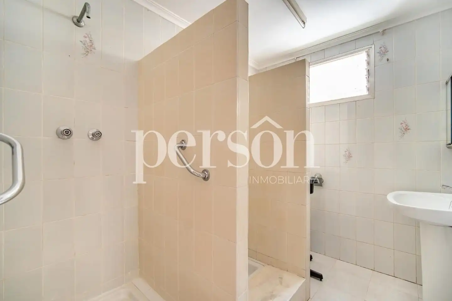 Baño de Piso en venta en Valencia con Aire acondicionado, Terraza y Amueblado