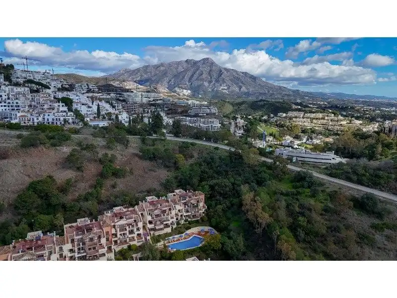 Vista exterior de Apartament en venda en Benahavís amb Jardí privat, Terrassa i Traster