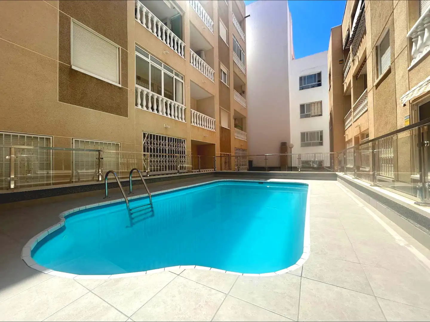 Piscina de Pis en venda en Torrevieja amb Aire condicionat, Terrassa i Moblat